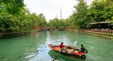 Şanlıurfa’nın Efsanevi Gölü: Ayn Zeliha Gölü